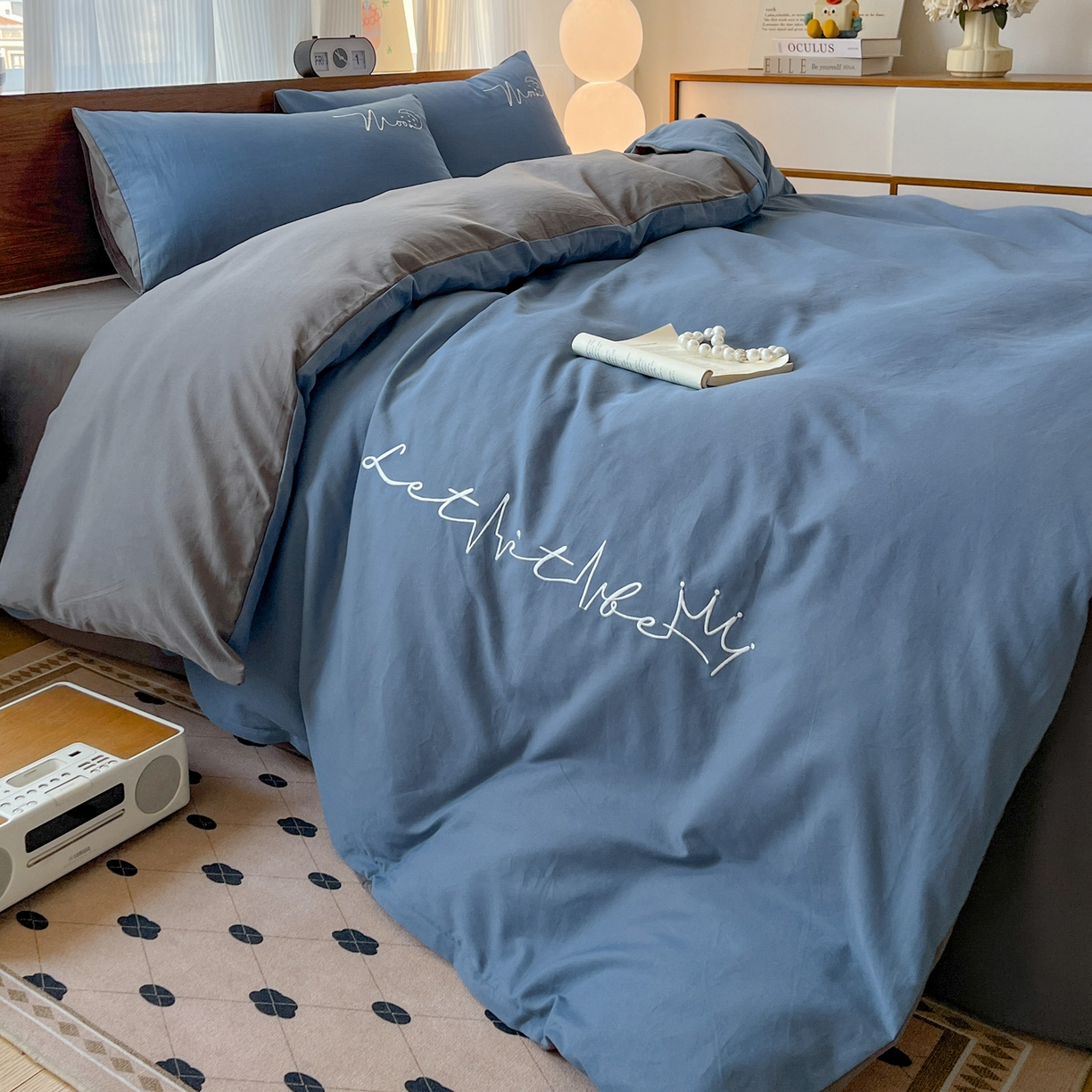 91家纺网 家纺一手货源 找家纺 有点武功 2025冬季新款百分百全棉磨毛纯色双拼刺绣四件套小清新风 深蓝灰