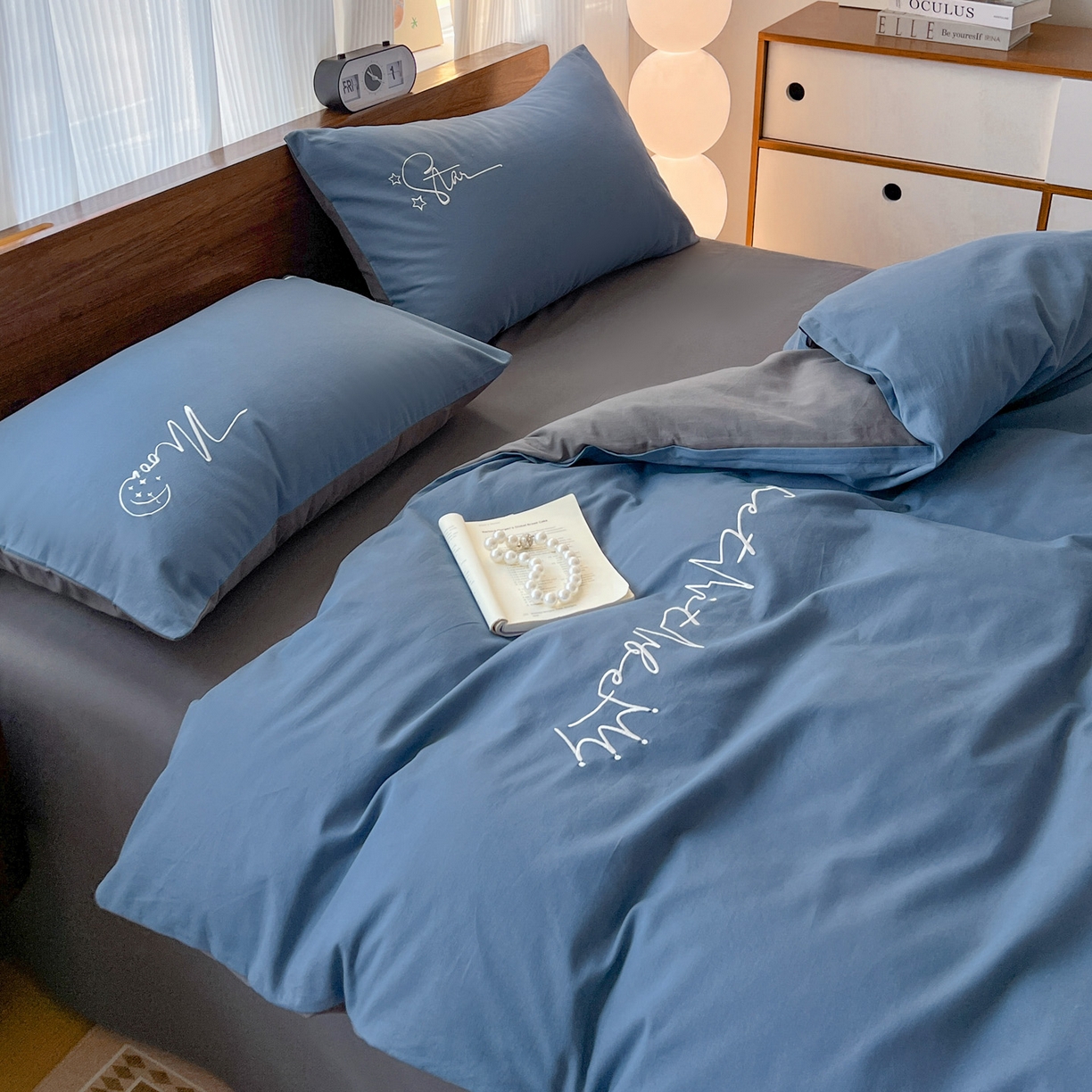 91家纺网 家纺一手货源 找家纺 有点武功 2025冬季新款百分百全棉磨毛纯色双拼刺绣四件套小清新风 深蓝灰