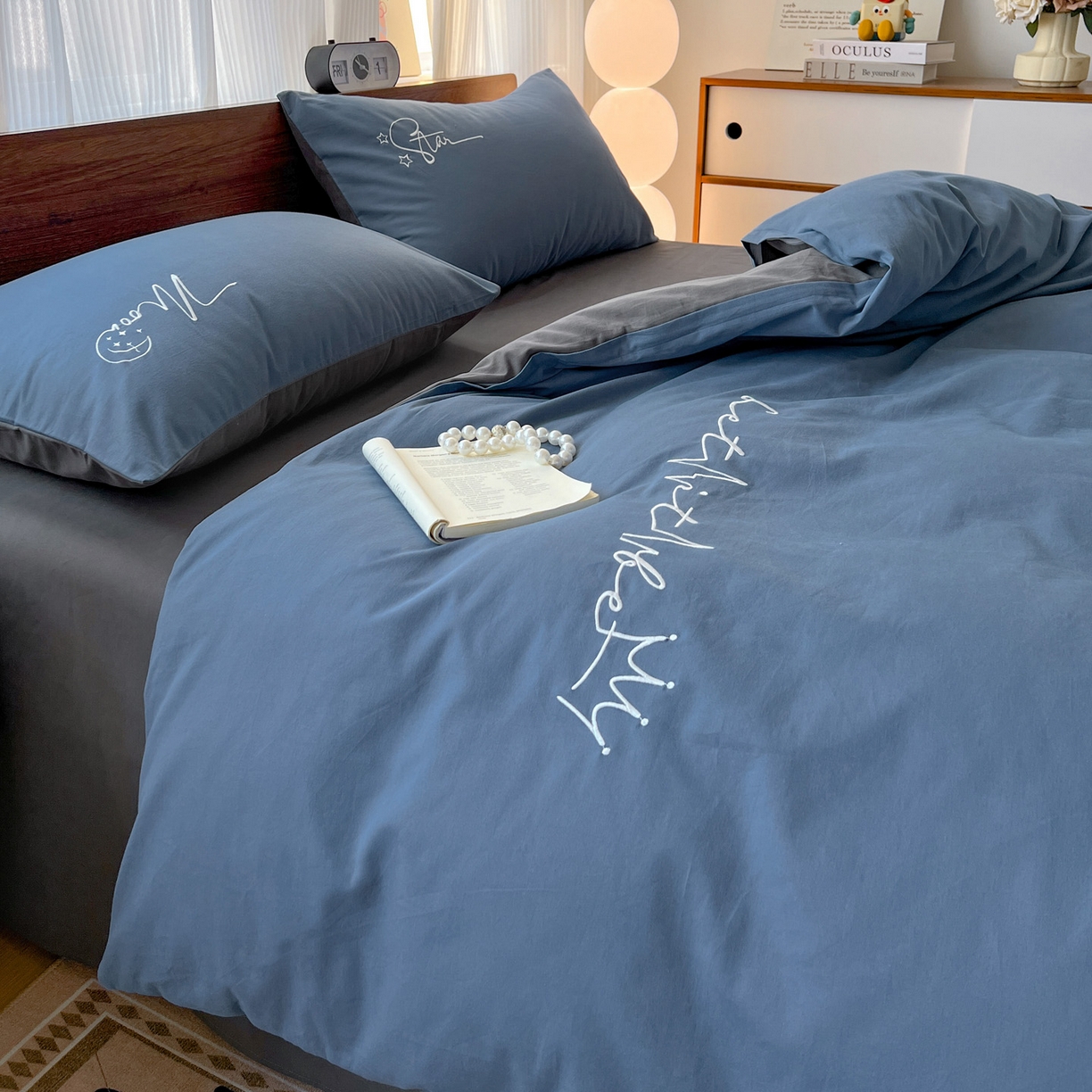 91家纺网 家纺一手货源 找家纺 有点武功 2025冬季新款百分百全棉磨毛纯色双拼刺绣四件套小清新风 深蓝灰