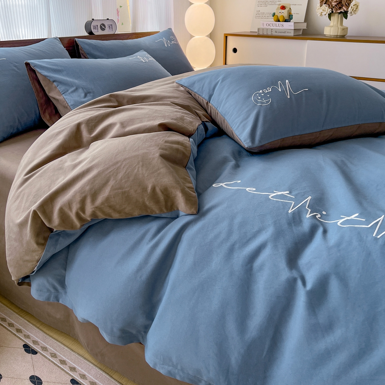 91家纺网 家纺一手货源 找家纺 有点武功 2025冬季新款百分百全棉磨毛纯色双拼刺绣四件套小清新风 深蓝咖