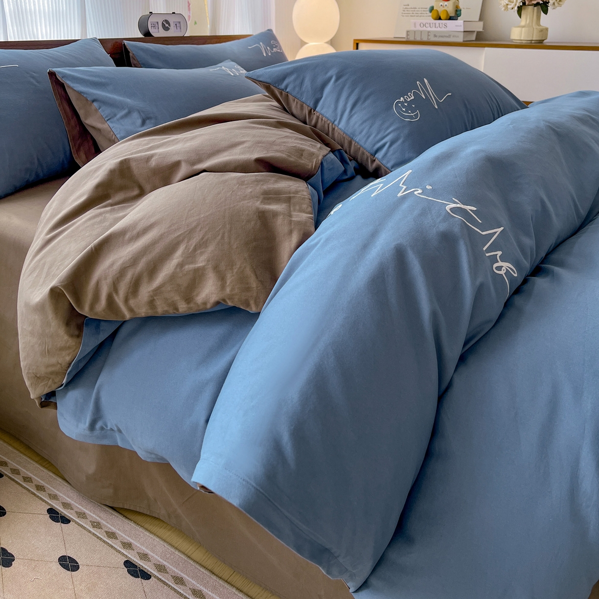 91家纺网 家纺一手货源 找家纺 有点武功 2025冬季新款百分百全棉磨毛纯色双拼刺绣四件套小清新风 深蓝咖