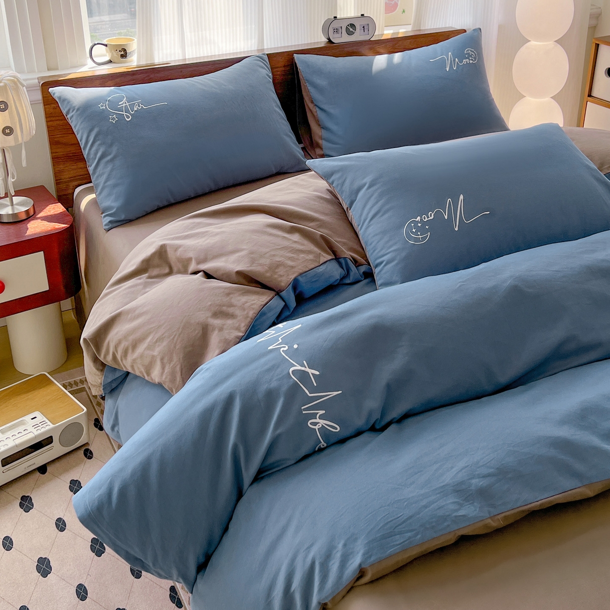 91家纺网 家纺一手货源 找家纺 有点武功 2025冬季新款百分百全棉磨毛纯色双拼刺绣四件套小清新风 深蓝咖