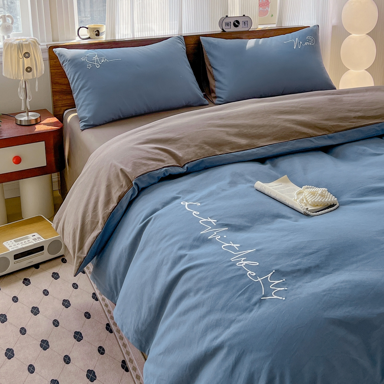 91家纺网 家纺一手货源 找家纺 有点武功 2025冬季新款百分百全棉磨毛纯色双拼刺绣四件套小清新风 深蓝咖