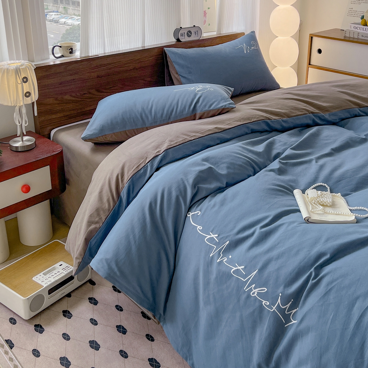 91家纺网 家纺一手货源 找家纺 有点武功 2025冬季新款百分百全棉磨毛纯色双拼刺绣四件套小清新风 深蓝咖