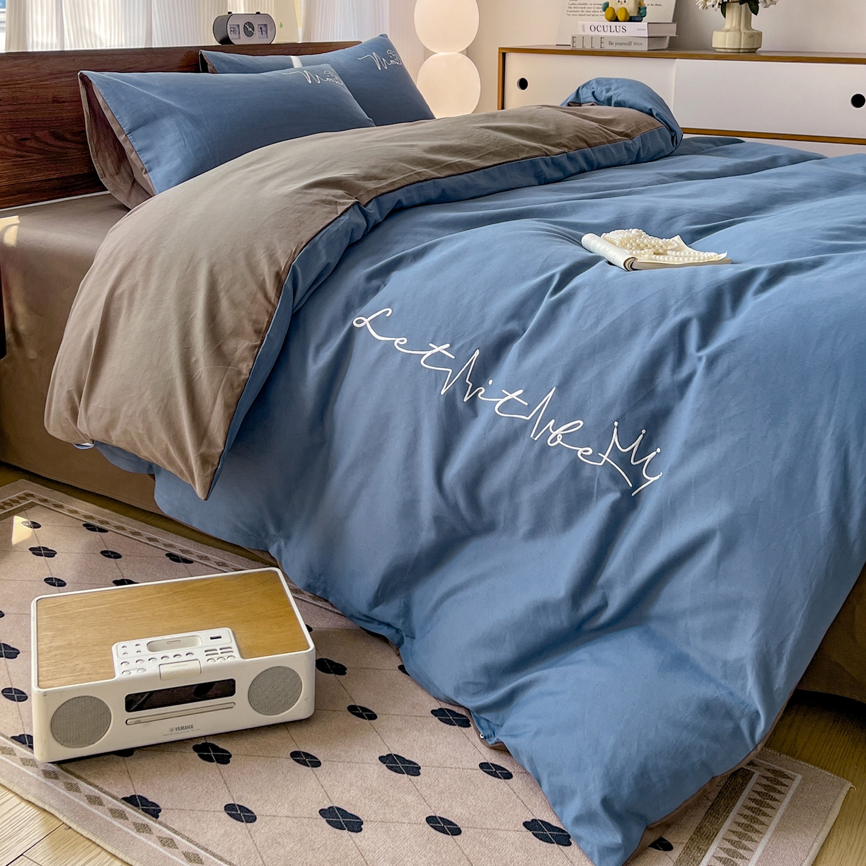 91家纺网 家纺一手货源 找家纺 有点武功 2025冬季新款百分百全棉磨毛纯色双拼刺绣四件套小清新风 深蓝咖