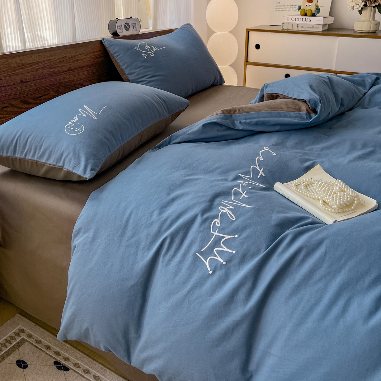 91家纺网 家纺一手货源 找家纺 有点武功 2025冬季新款百分百全棉磨毛纯色双拼刺绣四件套小清新风 深蓝咖