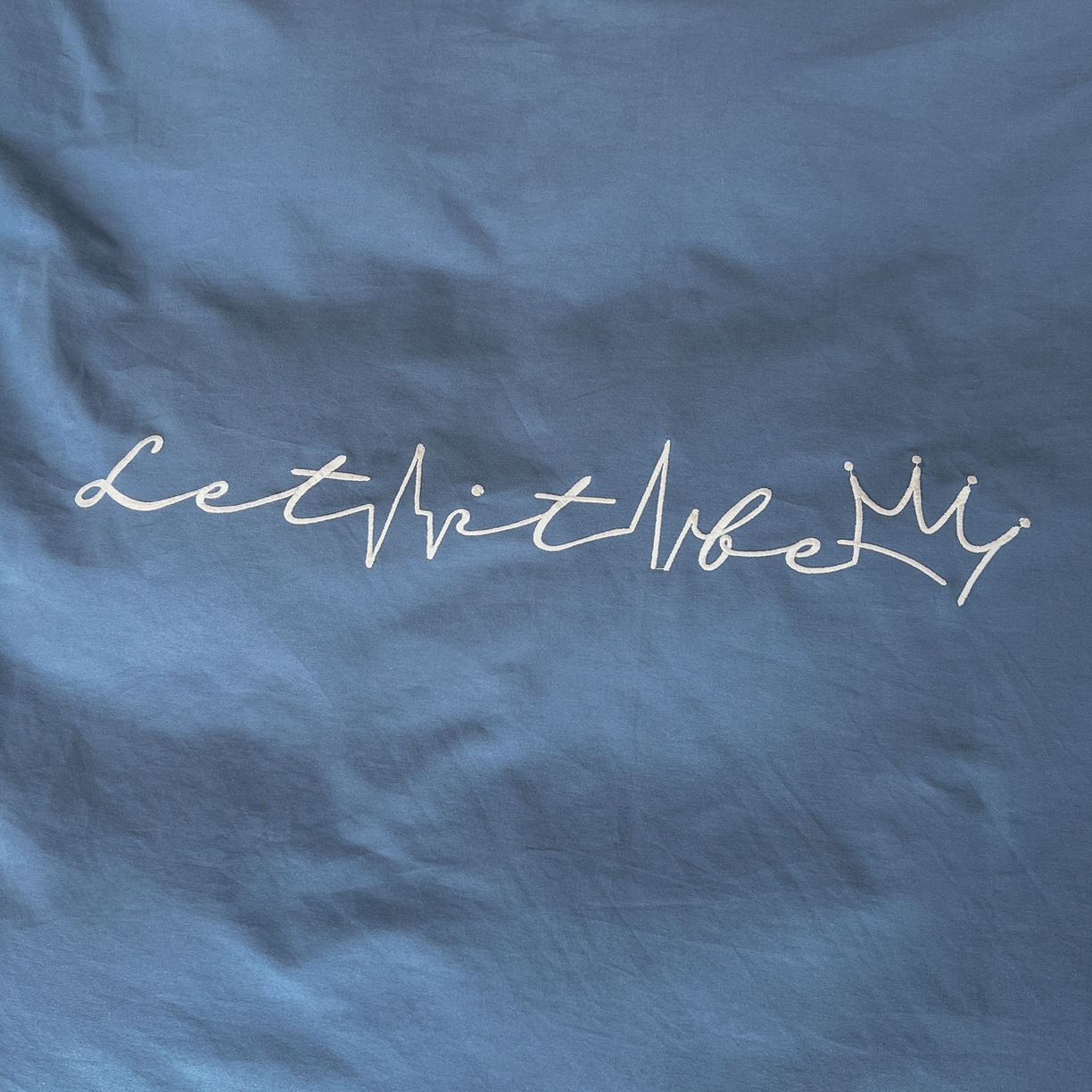 91家纺网 家纺一手货源 找家纺 有点武功 2025冬季新款百分百全棉磨毛纯色双拼刺绣四件套小清新风 深蓝咖