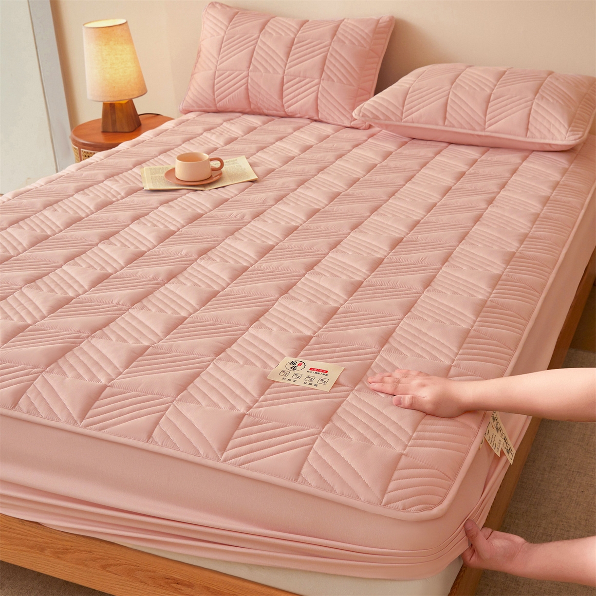 91家纺网 家纺一手货源 找家纺 居眠 2025新款木叙棉花夹棉防水床笠 木叙-粉