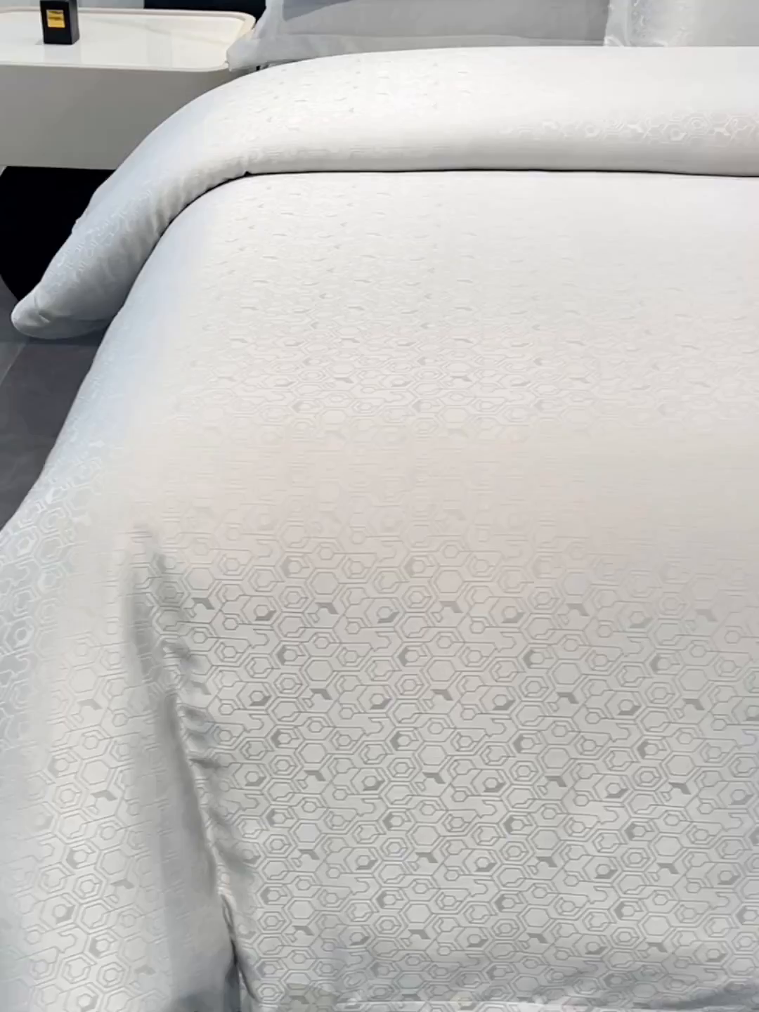 91家纺网 家纺一手货源 找家纺 罗菲尼酒店用品 2025新款AB版加厚磨毛提花酒店套件 向阳  浅灰