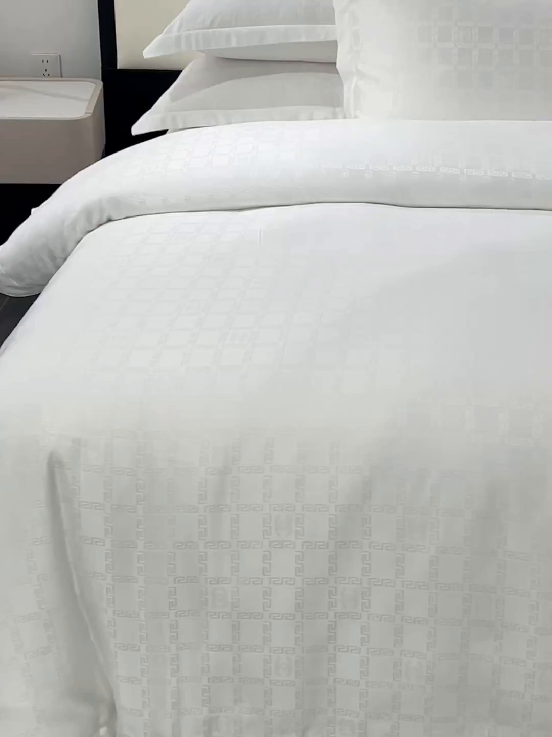 91家纺网 家纺一手货源 找家纺 罗菲尼酒店用品 2025新款AB版加厚磨毛提花酒店套件 方格  浅灰