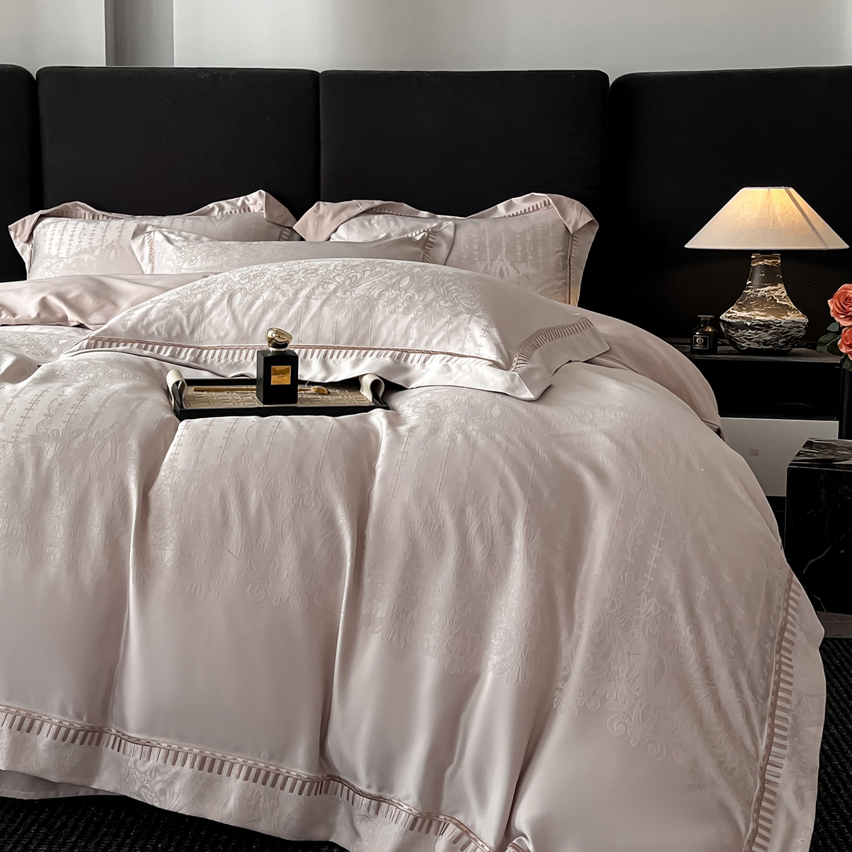 91家纺网 家纺一手货源 找家纺 置顶家纺 2025新款亲肤提花系列四件套-蒂芙尼 蒂芙尼-奶咖