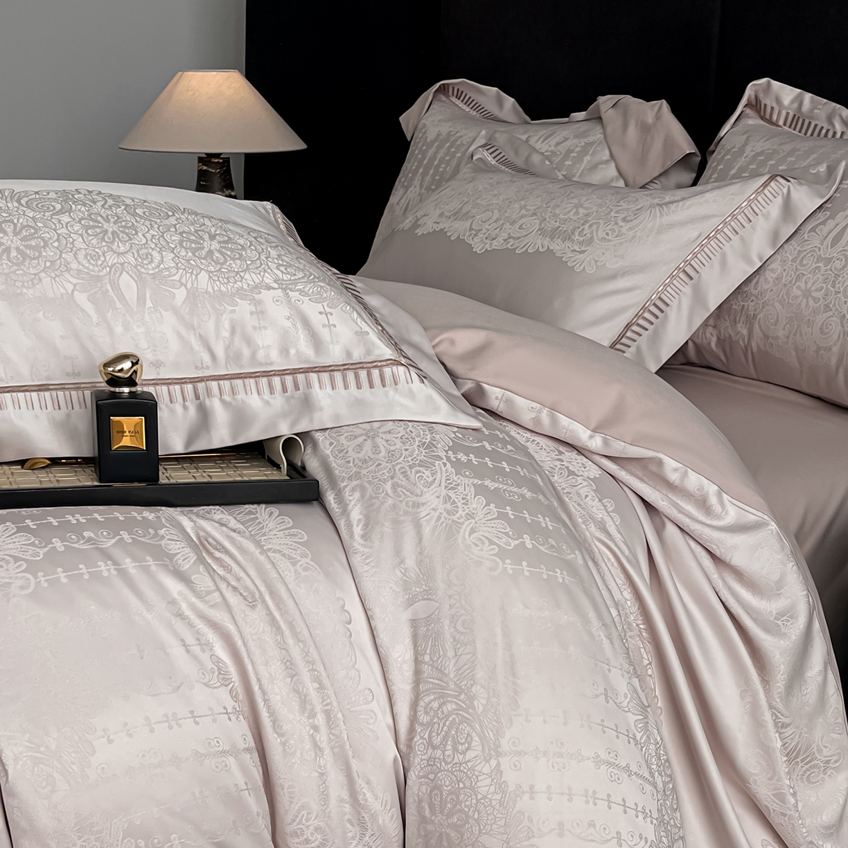 91家纺网 家纺一手货源 找家纺 置顶家纺 2025新款亲肤提花系列四件套-蒂芙尼 蒂芙尼-奶咖