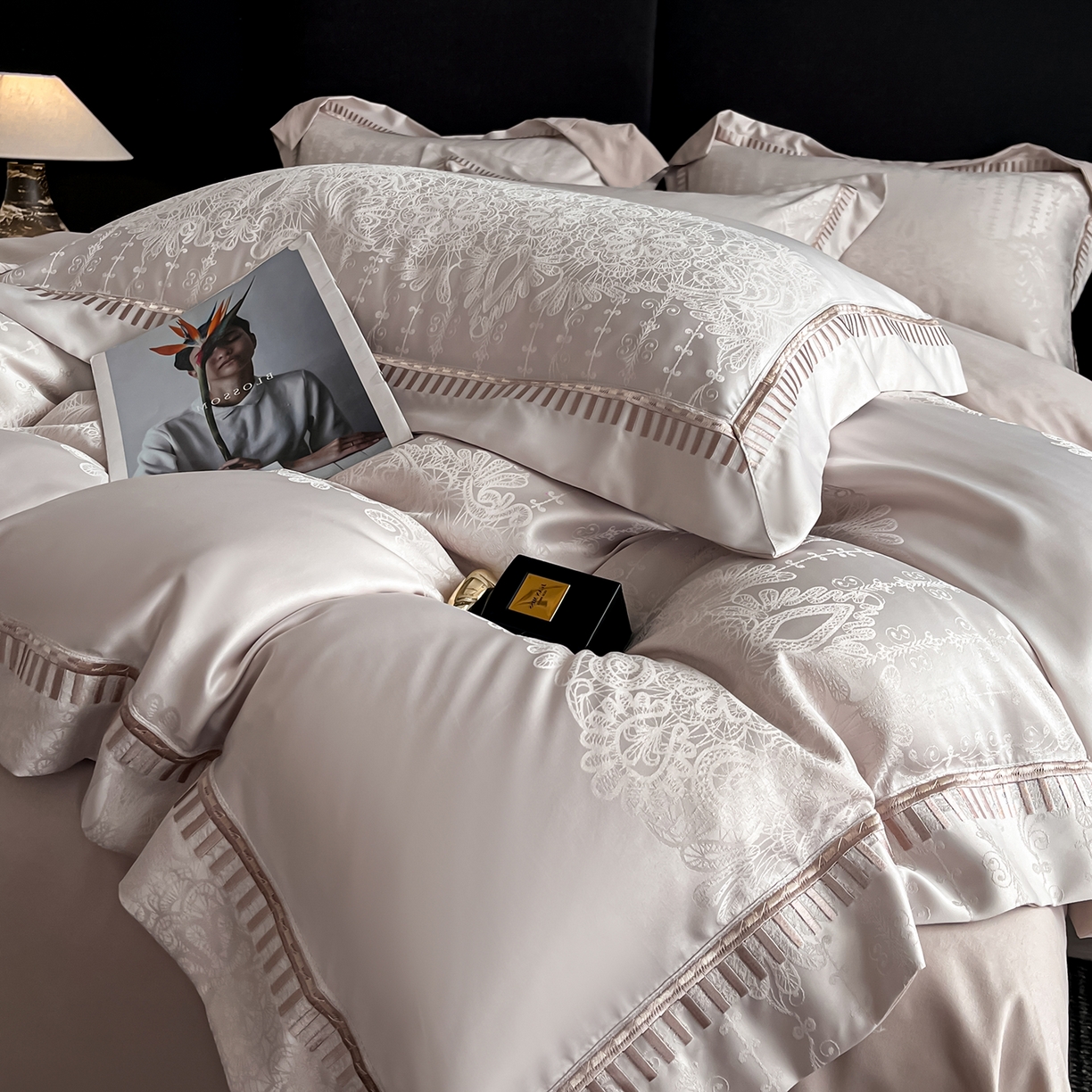 91家纺网 家纺一手货源 找家纺 置顶家纺 2025新款亲肤提花系列四件套-蒂芙尼 蒂芙尼-奶咖