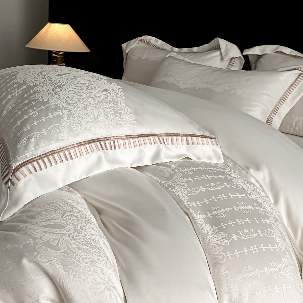 91家纺网 家纺一手货源 找家纺 置顶家纺 2025新款亲肤提花系列四件套-蒂芙尼 蒂芙尼-米白