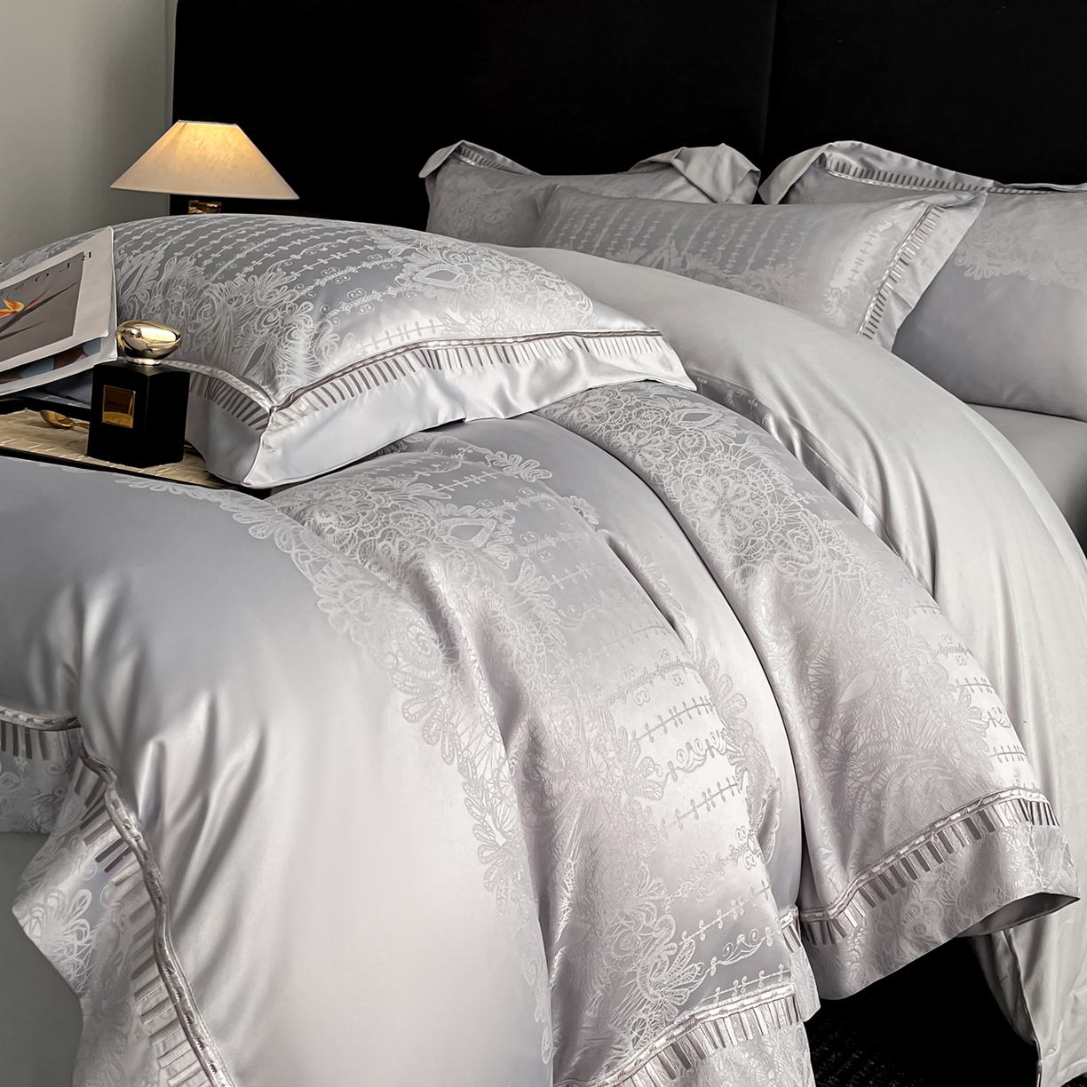 91家纺网 家纺一手货源 找家纺 置顶家纺 2025新款亲肤提花系列四件套-蒂芙尼 蒂芙尼-浅灰