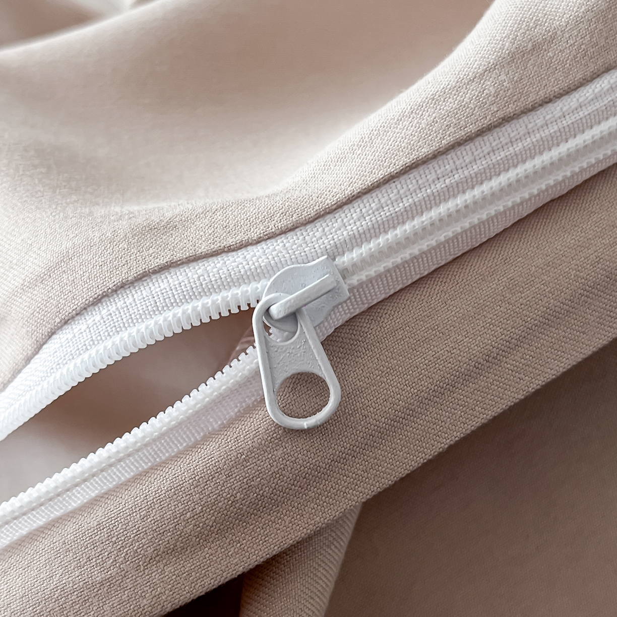 91家纺网 家纺一手货源 找家纺 置顶家纺 2025新款亲肤提花系列四件套-蒂芙尼 蒂芙尼-奶咖