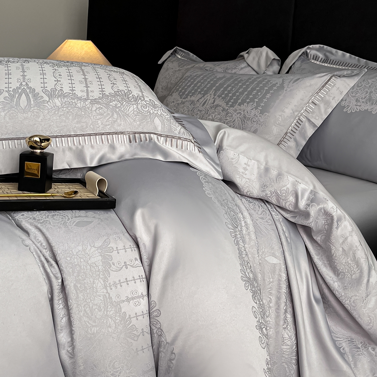 91家纺网 家纺一手货源 找家纺 置顶家纺 2025新款亲肤提花系列四件套-蒂芙尼 蒂芙尼-浅灰