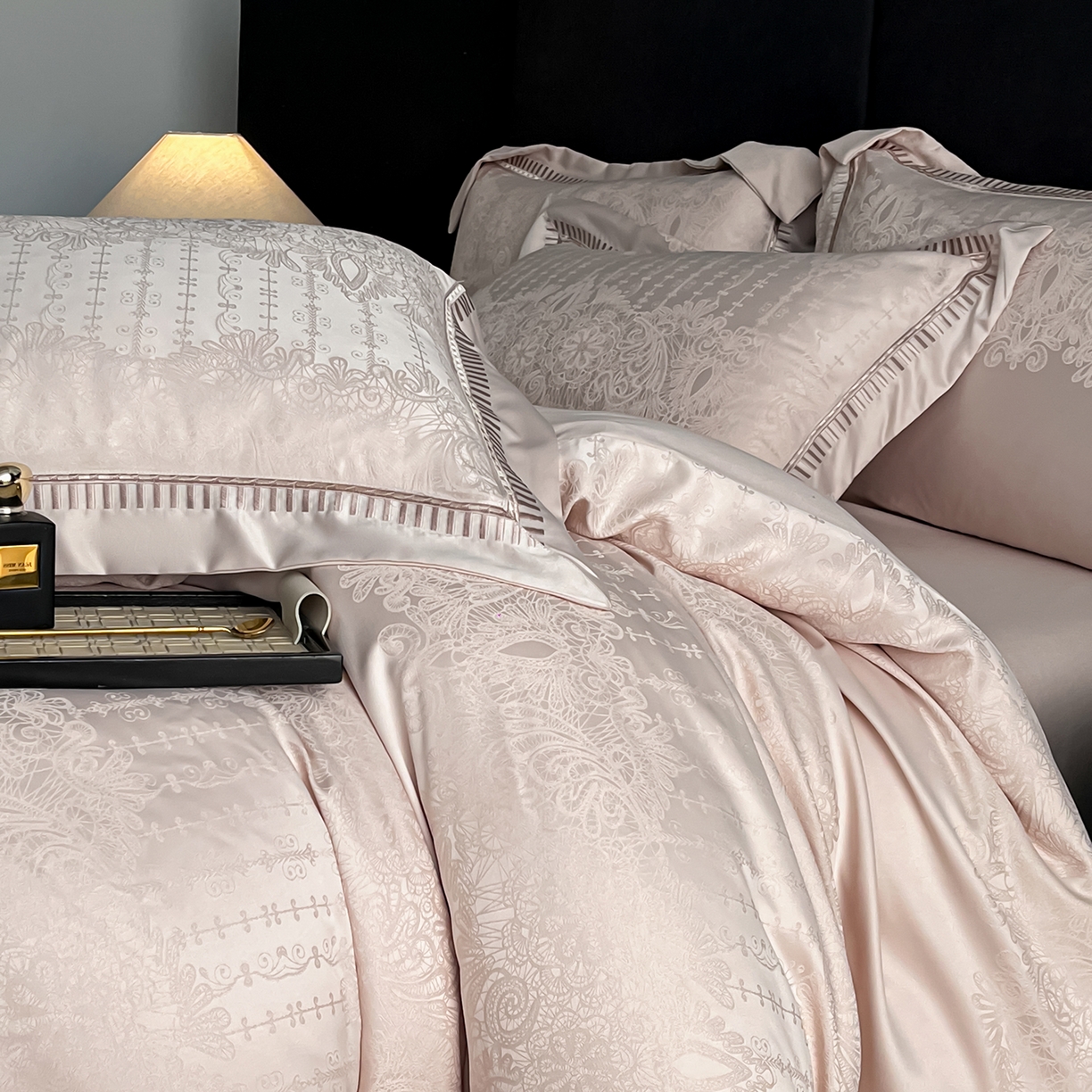 91家纺网 家纺一手货源 找家纺 置顶家纺 2025新款亲肤提花系列四件套-蒂芙尼 蒂芙尼-卡其