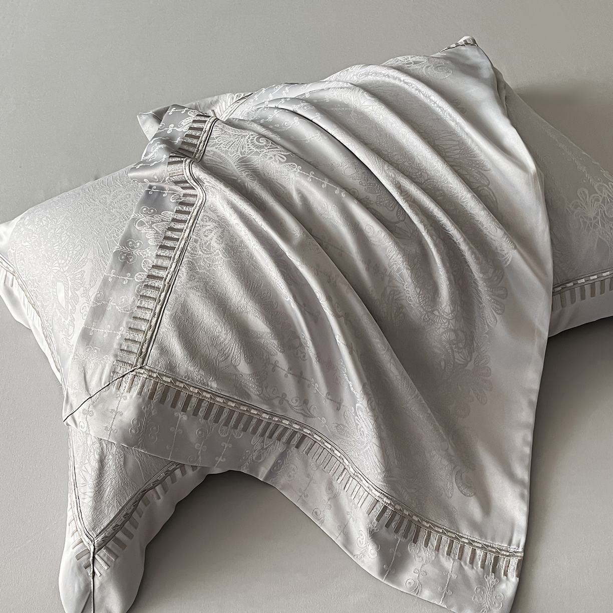 91家纺网 家纺一手货源 找家纺 置顶家纺 2025新款亲肤提花系列四件套-蒂芙尼 蒂芙尼-浅灰