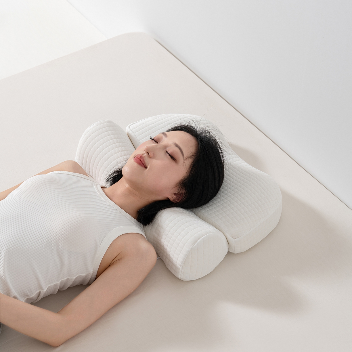 91家纺网 家纺一手货源 找家纺 小米枕芯 2025新款针织叠形记忆棉枕护颈牵引枕枕头枕芯 白色