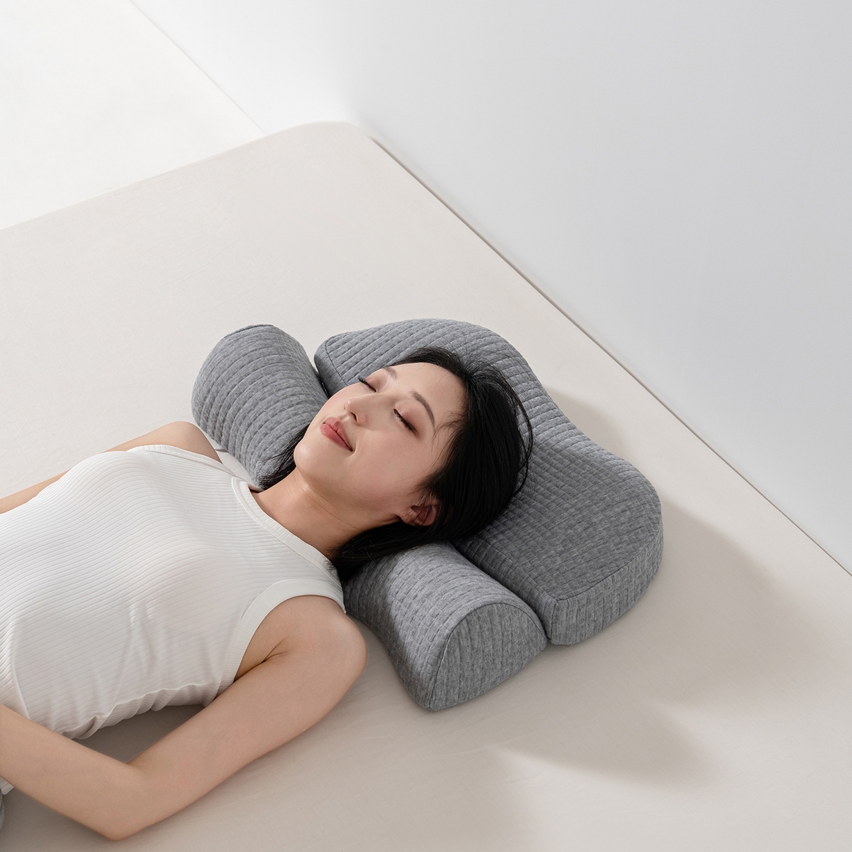 91家纺网 家纺一手货源 找家纺 小米枕芯 2025新款针织叠形记忆棉枕护颈牵引枕枕头枕芯 浅灰