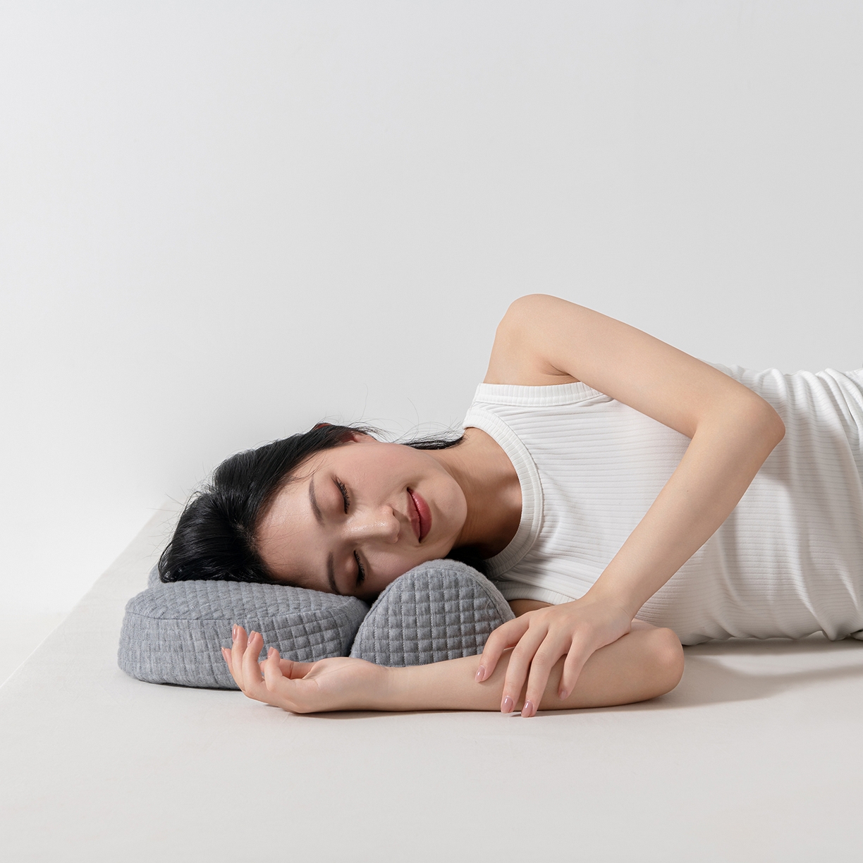 91家纺网 家纺一手货源 找家纺 小米枕芯 2025新款针织叠形记忆棉枕护颈牵引枕枕头枕芯 浅灰