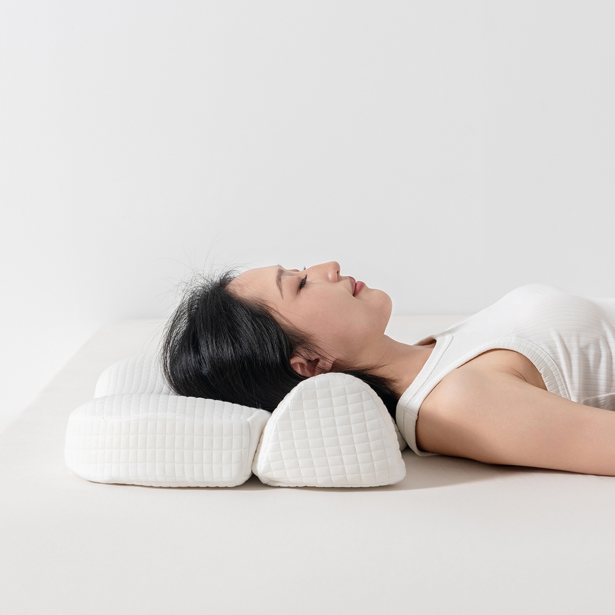 91家纺网 家纺一手货源 找家纺 小米枕芯 2025新款针织叠形记忆棉枕护颈牵引枕枕头枕芯 白色