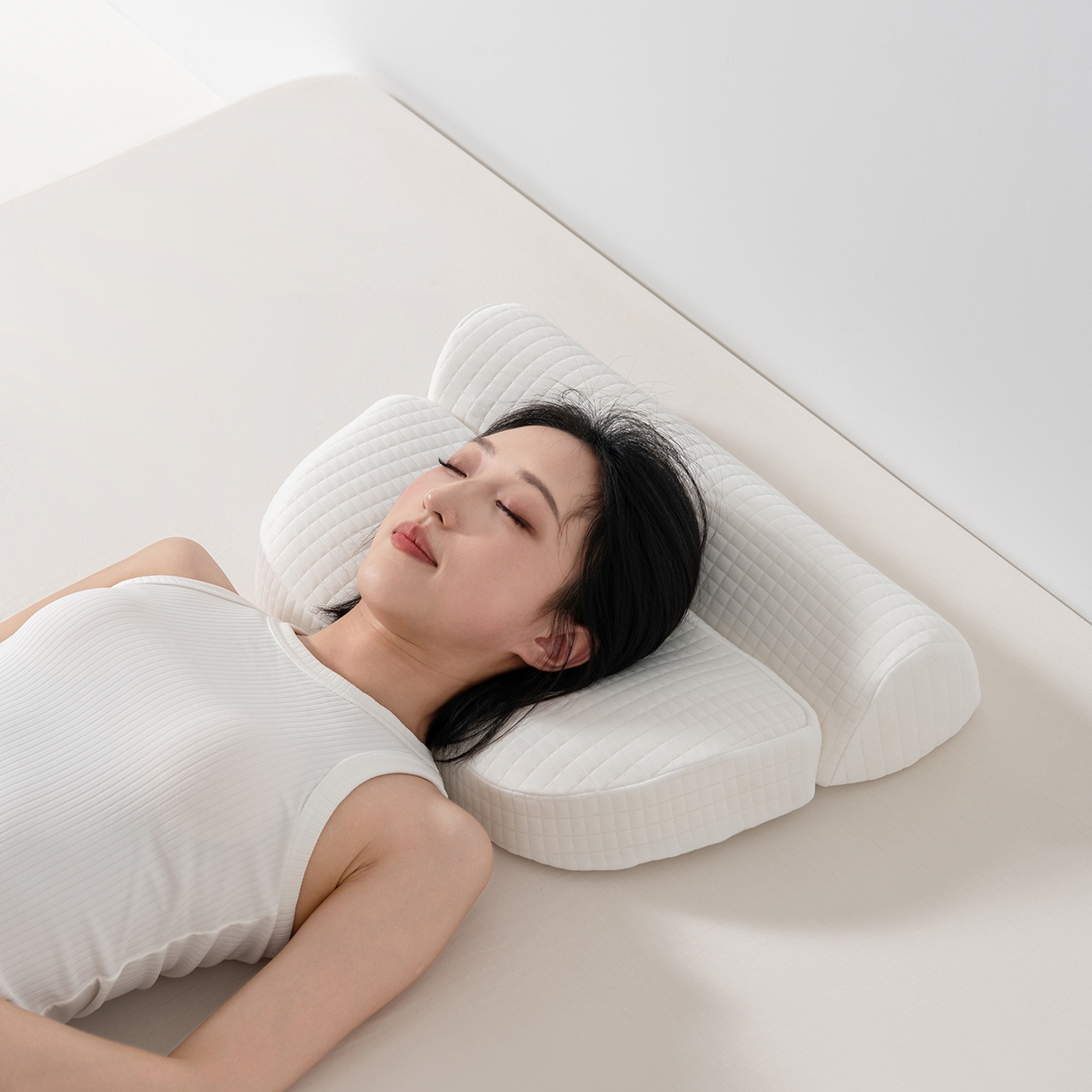 91家纺网 家纺一手货源 找家纺 小米枕芯 2025新款针织叠形记忆棉枕护颈牵引枕枕头枕芯 白色