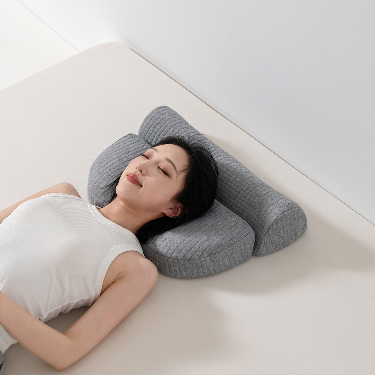 91家纺网 家纺一手货源 找家纺 小米枕芯 2025新款针织叠形记忆棉枕护颈牵引枕枕头枕芯 浅灰