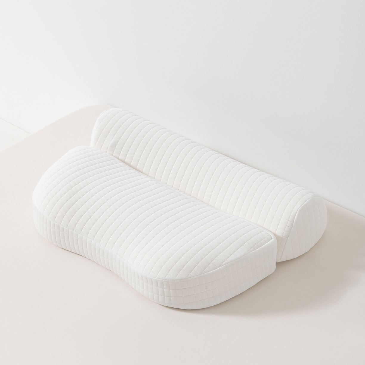 91家纺网 家纺一手货源 找家纺 小米枕芯 2025新款针织叠形记忆棉枕护颈牵引枕枕头枕芯 白色