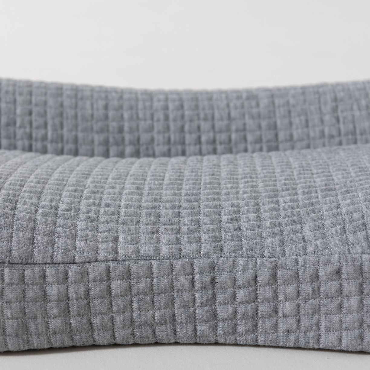 91家纺网 家纺一手货源 找家纺 小米枕芯 2025新款针织叠形记忆棉枕护颈牵引枕枕头枕芯 浅灰