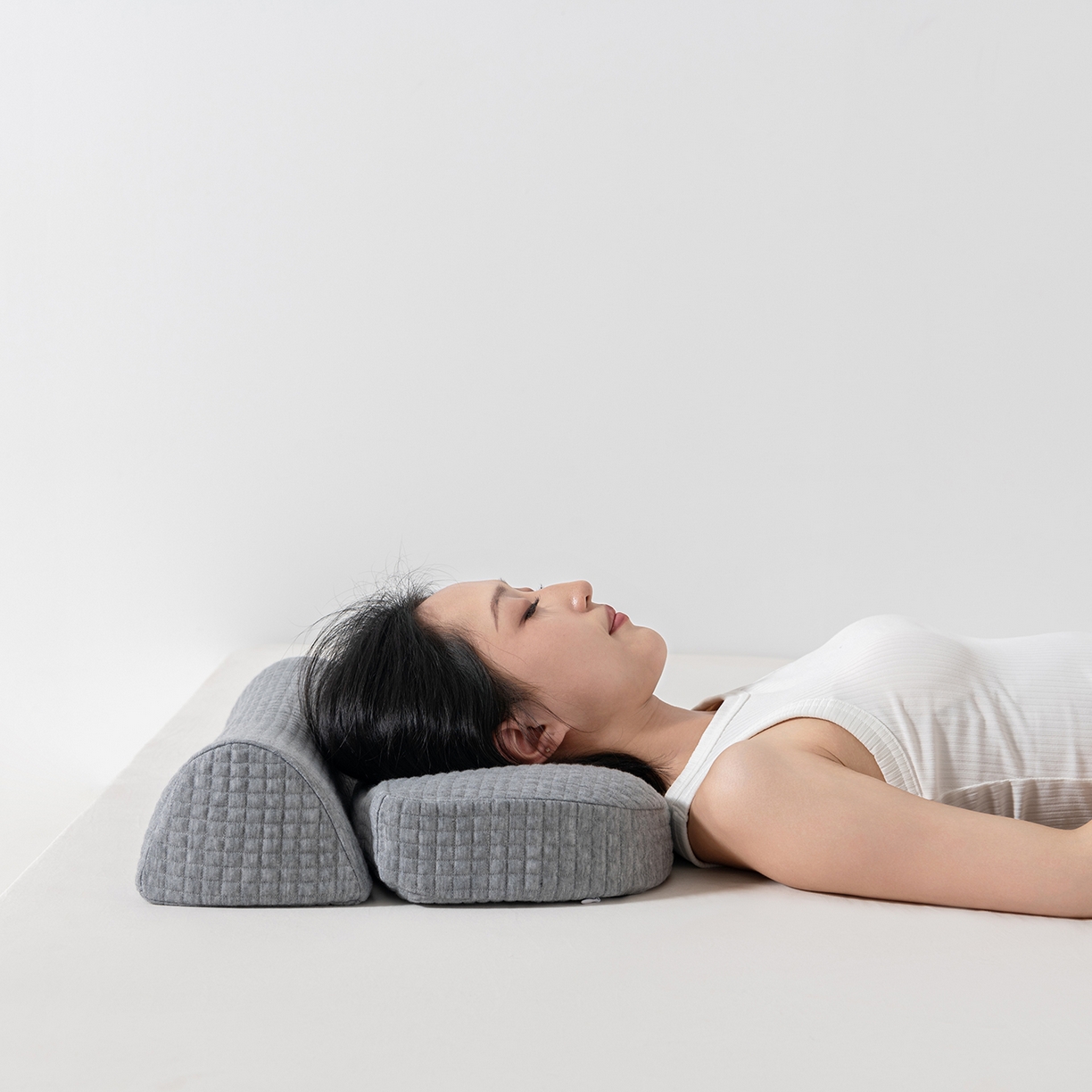 91家纺网 家纺一手货源 找家纺 小米枕芯 2025新款针织叠形记忆棉枕护颈牵引枕枕头枕芯 浅灰