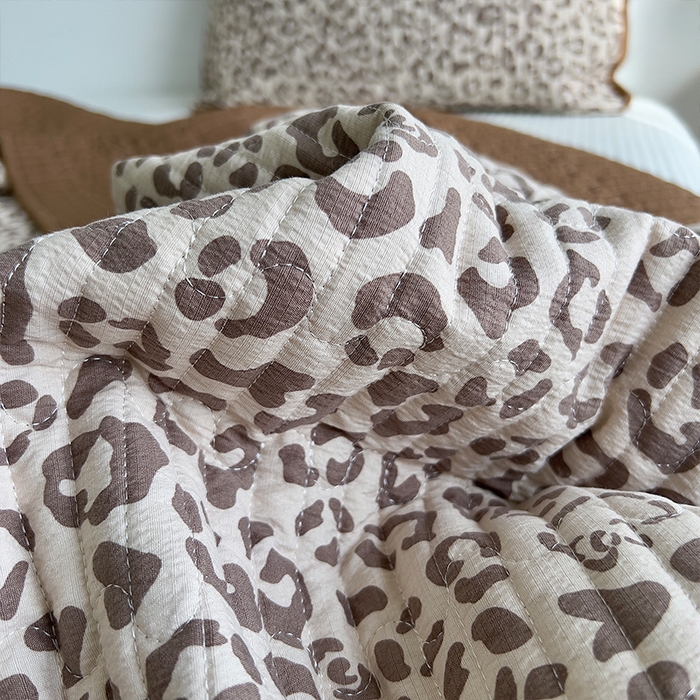 91家纺网 家纺一手货源 找家纺 原素 2026新品直播热款床盖多功能四季通用夹棉A类床盖三件套 床盖-滑板车猫粉