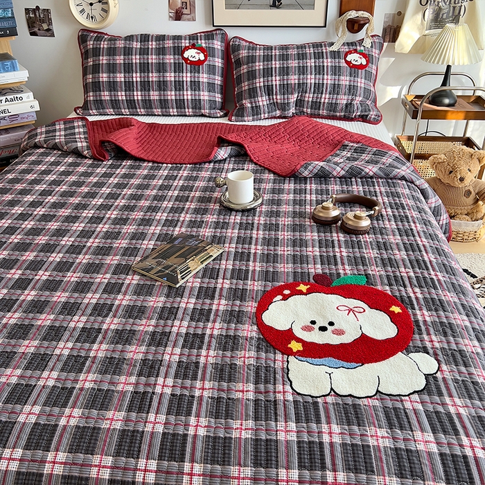 91家纺网 家纺一手货源 找家纺 原素 2026新品直播热款床盖多功能四季通用夹棉A类床盖三件套 床盖-红苹果奶狗