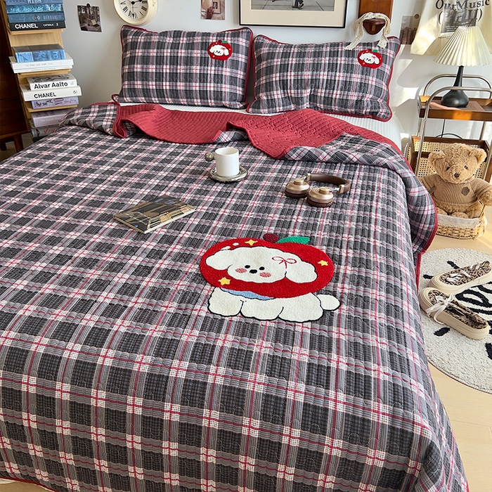 91家纺网 家纺一手货源 找家纺 原素 2026新品直播热款床盖多功能四季通用夹棉A类床盖三件套 床盖-红苹果奶狗