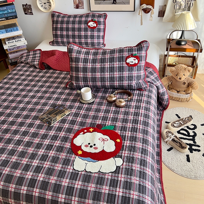 91家纺网 家纺一手货源 找家纺 原素 2026新品直播热款床盖多功能四季通用夹棉A类床盖三件套 床盖-红苹果奶狗