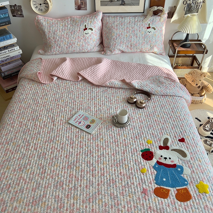 91家纺网 家纺一手货源 找家纺 原素 2026新品直播热款床盖多功能四季通用夹棉A类床盖三件套 床盖-草莓兔几