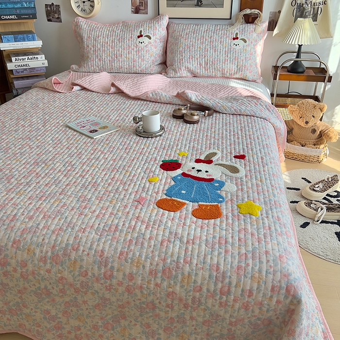 91家纺网 家纺一手货源 找家纺 原素 2026新品直播热款床盖多功能四季通用夹棉A类床盖三件套 床盖-草莓兔几