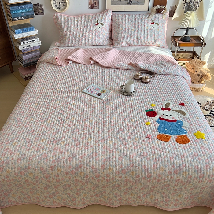 91家纺网 家纺一手货源 找家纺 原素 2026新品直播热款床盖多功能四季通用夹棉A类床盖三件套 床盖-草莓兔几