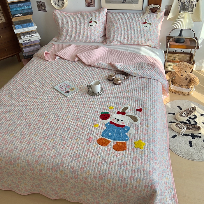 91家纺网 家纺一手货源 找家纺 原素 2026新品直播热款床盖多功能四季通用夹棉A类床盖三件套 床盖-草莓兔几