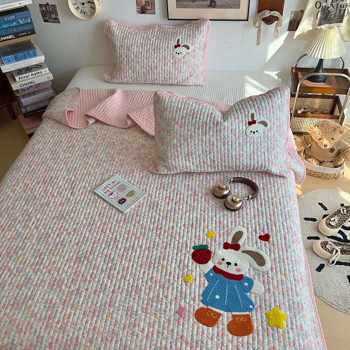 91家纺网 家纺一手货源 找家纺 原素 2026新品直播热款床盖多功能四季通用夹棉A类床盖三件套 床盖-草莓兔几