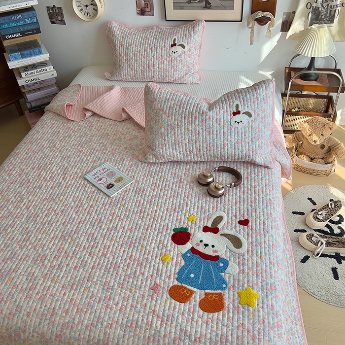 91家纺网 家纺一手货源 找家纺 原素 2026新品直播热款床盖多功能四季通用夹棉A类床盖三件套 床盖-草莓兔几