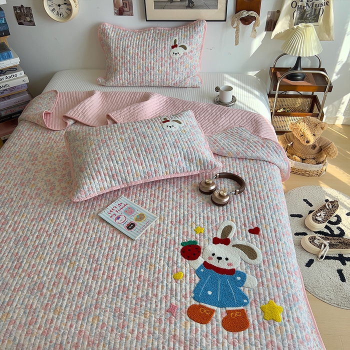 91家纺网 家纺一手货源 找家纺 原素 2026新品直播热款床盖多功能四季通用夹棉A类床盖三件套 床盖-草莓兔几