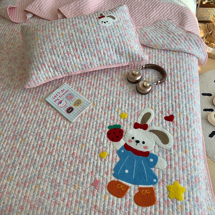 91家纺网 家纺一手货源 找家纺 原素 2026新品直播热款床盖多功能四季通用夹棉A类床盖三件套 床盖-草莓兔几