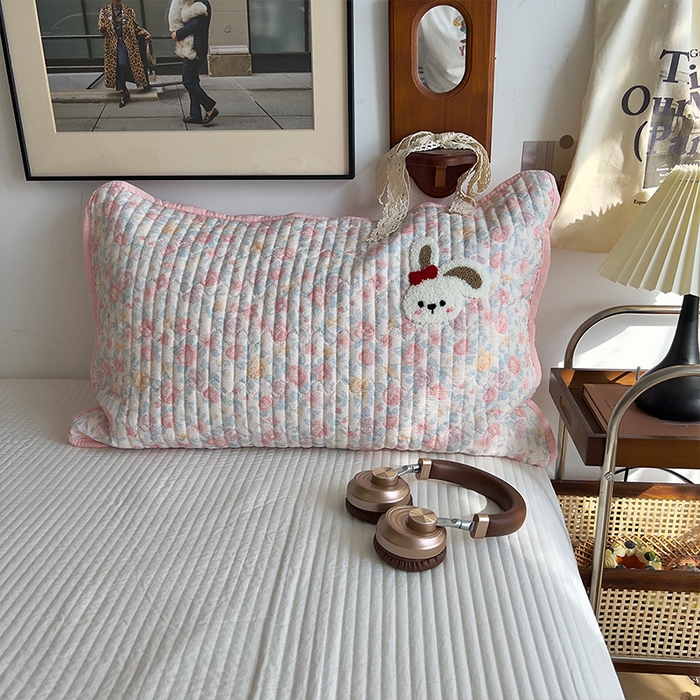 91家纺网 家纺一手货源 找家纺 原素 2026新品直播热款床盖多功能四季通用夹棉A类床盖三件套 床盖-草莓兔几