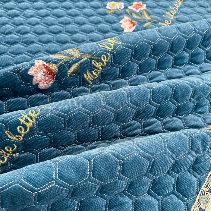 91家纺网 家纺一手货源 找家纺 手艺人家纺 2025新款绗缝绣花HLK02-03炕床盖 HLK03蓝