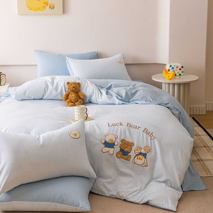 91家纺网 家纺一手货源 找家纺 悦兴家纺 2025新款A类水洗棉卡通幸运熊四件套（含买家秀） 幸运熊蓝格