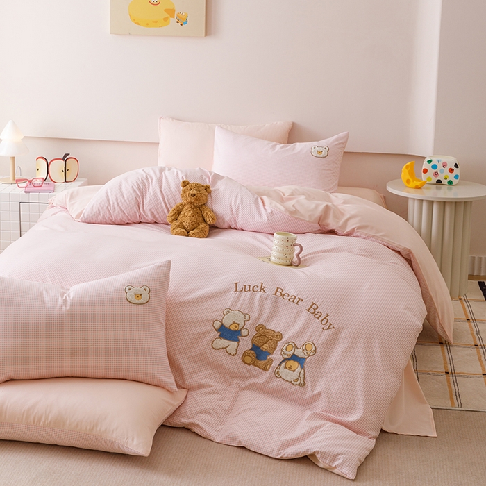 91家纺网 家纺一手货源 找家纺 悦兴家纺 2025新款A类水洗棉卡通幸运熊四件套（含买家秀） 幸运熊粉格