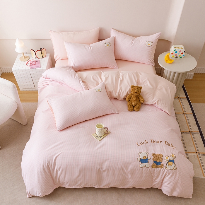 91家纺网 家纺一手货源 找家纺 悦兴家纺 2025新款A类水洗棉卡通幸运熊四件套（含买家秀） 幸运熊粉格