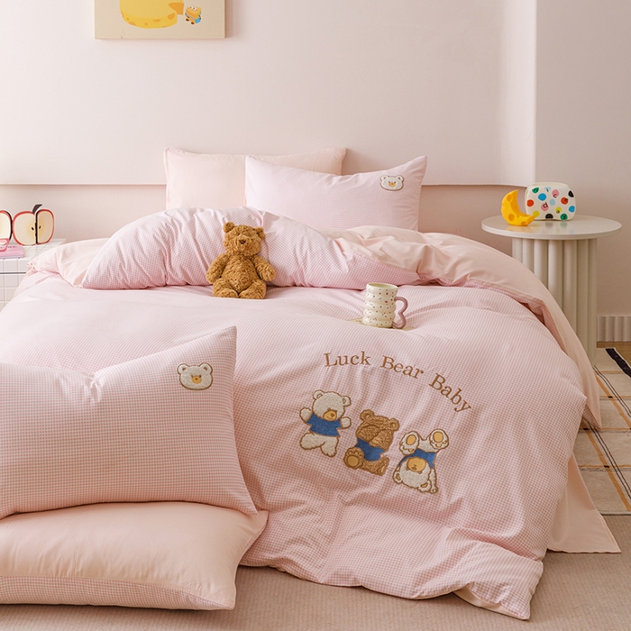 91家纺网 家纺一手货源 找家纺 悦兴家纺 2025新款A类水洗棉卡通幸运熊四件套（含买家秀） 幸运熊粉格